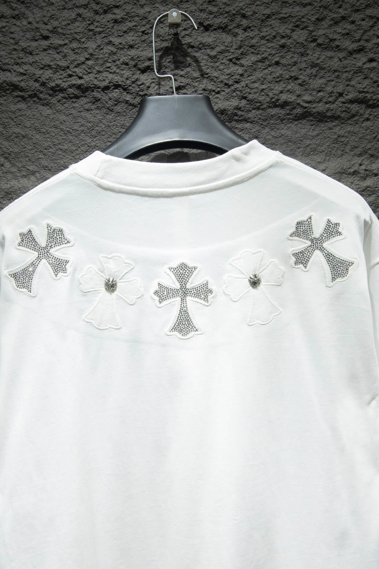 P180 🆕Chrome Hearts os version is really charming and Chrome Hearts is really a must-have. Each season's new version is made to the extreme. It is very practical and can be worn casually. Nice✔️ - ⚠️100% cotton. It is made of 32-count double yarn, 260-gram weight fabric and imported knitted carded cotton. It has moderate thickness, drape and contour, and the upper body is comfortable! ! It is very tolerant to fat body types and can instantly lose five pounds after wearing it!  Specially ordered multiple Austrian rhinestones, which have the bling bling effect of natural crystals under light. They have multi-faceted reflective points. The production cost is extremely high. The laser molding includes a computer engraving machine and a laser machine. The granules are accurate, and are finalized by high-temperature ironing. After ironing, you need to repeatedly test the firmness on the ironing pattern. It can show colorful reflections under the light. The collar webbing extends to the shoulder for reinforcement, and the stitching is reversed at the connection. The hem and cuffs are all made of 0.2mm gauge double-thread lathe. It is carefully produced at a high cost. The attitude of making goods with a magnifying glass restores the quality and effect of the product. The full set of customized accessories only presents every detail to customers. The letters are machine embroidered with imported materials after being adjusted according to the original details. The thickness is moderate. The hardware uses imported hardware accessories. Front panel # Back panel Simple elements # Artistically arranged English letters. Imported Tajima high-density heavy-duty embroidery technology. The font is three-dimensional and full. Handmade elements are added to the body, which greatly increases the interest of the clothing; unique visual effects. After special treatment, a unique effect is formed. An irregular hem is added to the version. This year's Kroxin is the main version. In the past two years, the oversize version has become the focus of the trend and has been a popular staple in the past two years. The change of designers has made this brand an instant hit. The progressive fashion of the times also needs the blood impact of fresh elements and trendy designs in order to continue its glory! It’s stylish both inside and outside, a must-have for high street travel! An absolute "eye-catching style" that can match couples 💏 Color: black and white Size: S M L XL